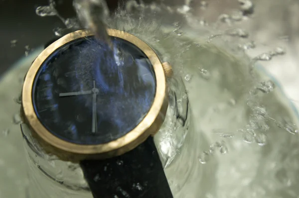 Часы водонепроницаемый мокрый час стекло номер мокрая концепция — стоковое фото