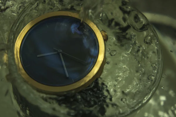 Reloj impermeable hora mojada número de cristal concepto mojado — Foto de Stock