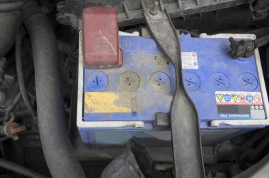 araba otomobil pil hizmet pozitif işareti kavramı