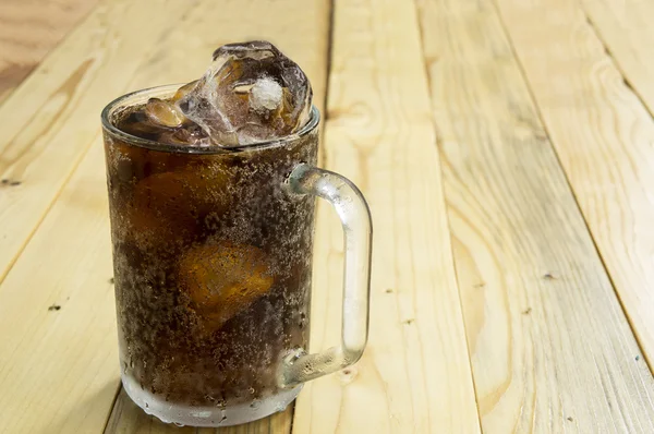 Beber refrigerante cola copo copo cafeína conceito líquido de vidro — Fotografia de Stock