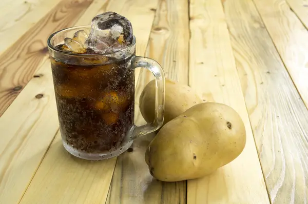Drinken van aardappel cola beker glas cafeïne vloeibare concept — Stockfoto