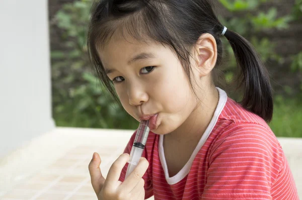 Dziecko azjatyckie dziewczyny dzieciństwa medycyna zimno gorączka koncepcja — Zdjęcie stockowe