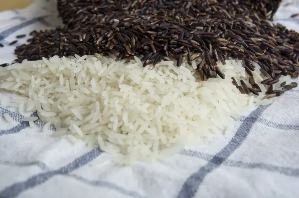 Thajské celého zrna bílé rýže na hadřík — Stock fotografie