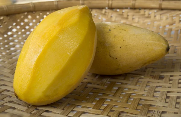 Schil verse mango klaar om te serveren — Stockfoto