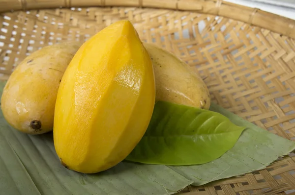 Очистить свежий манго готов служить — стоковое фото