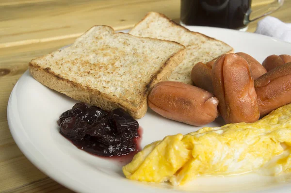 Petit déjeuner sur assiette — Photo