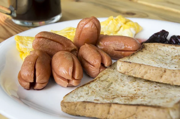 Petit déjeuner sur assiette — Photo