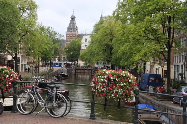 Ámsterdam, Países Bajos - 18 de agosto de 2015: Calle de un casco antiguo de Ámsterdam . — Foto de Stock