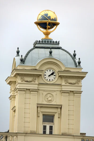 Estatua de Johannes Kepler en la fachada de Viena con globus de oro en el —  Fotos de Stock