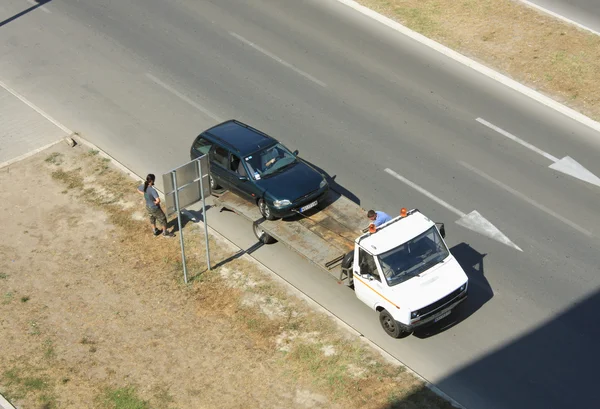 Carro rebocado na estrada — Fotografia de Stock