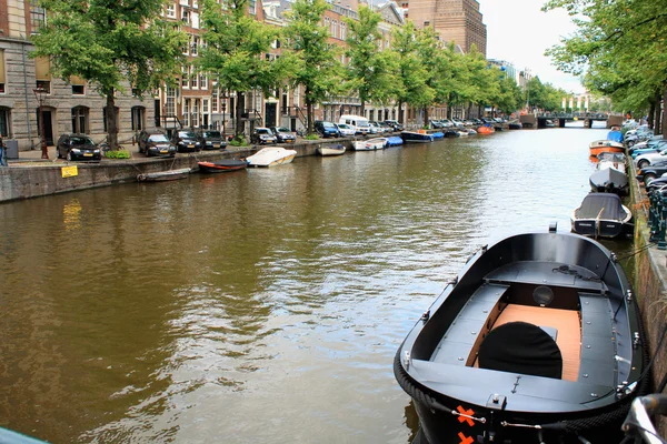 阿姆斯特丹的运河。阿姆斯特丹是首都，人口最多的 — 图库照片