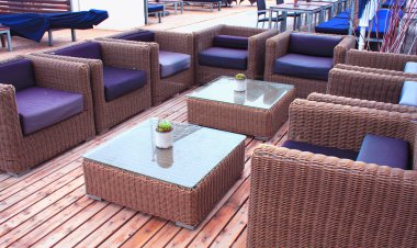 Rattan koltuklar ve Deniz Manzaralı Teras salon