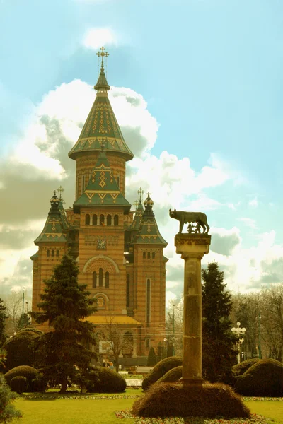 Den ortodokse katedralen og ulven, symboler for Timisoara, Romania . – stockfoto