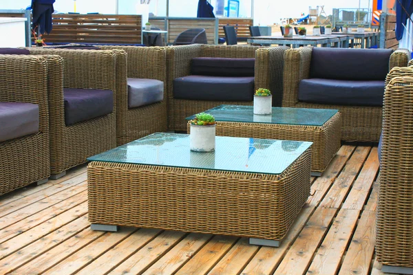 Terrazza lounge con poltrone in rattan e vista mare — Foto Stock