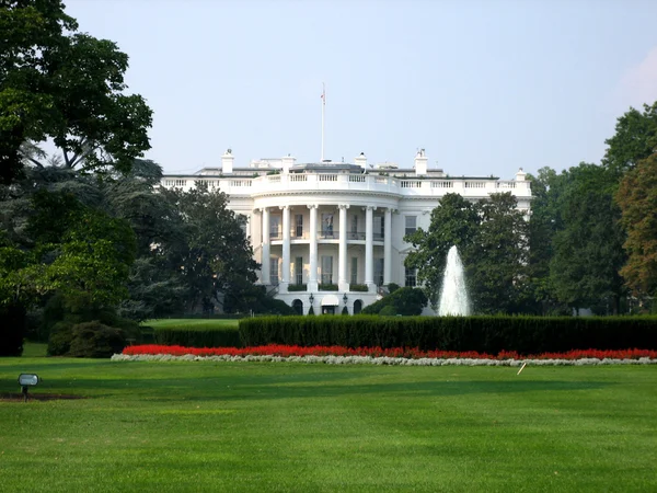 Maison Blanche sur fond bleu profond ciel — Photo