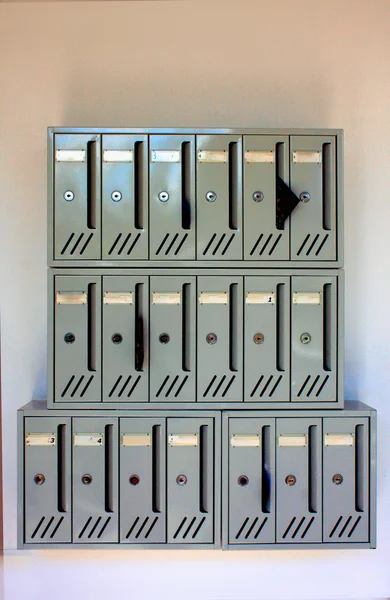 Почтовые ящики многоквартирного дома — стоковое фото