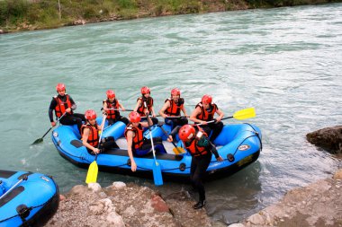 Grup Kılavuzu whitewater rafting ile mutlu insan.