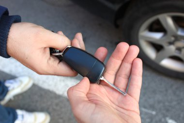 bir kişi araba satıyor ve anahtar yeni sahibine verir