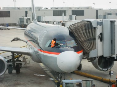 Adam Jet uçak üstünde belgili tanımlık pencere Temizleme