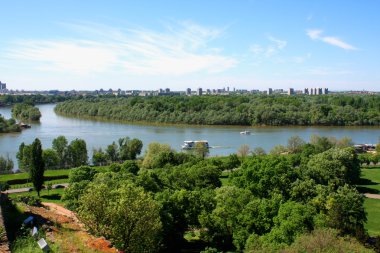 Güzel manzaralı nehir Sava Belgrad'da izdiham