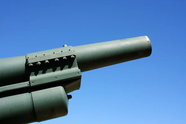 Мощная артиллерийская пушка — стоковое фото