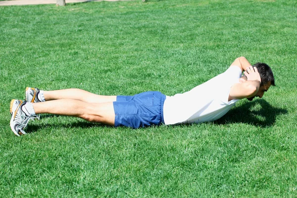 Joven deportista, chico de fitness haciendo flexiones ejercicio . — Foto de Stock