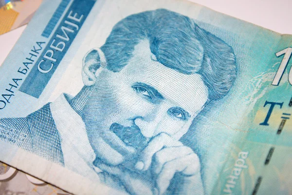 Nikola Tesla 100 Dinarı bill Sırp dinar faturaları yığını içinde