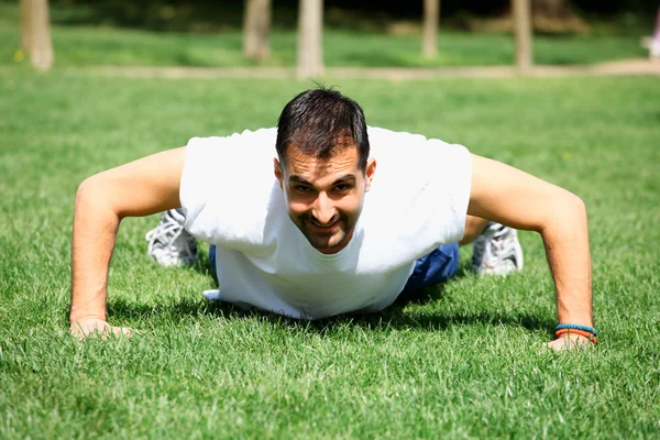 Haciendo flexiones en el parque — Foto de Stock