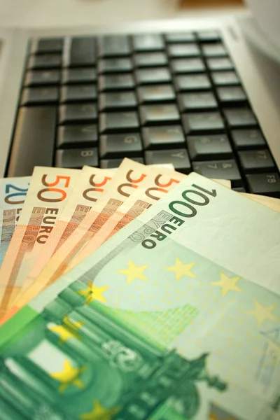 Geld und Laptop — Stockfoto