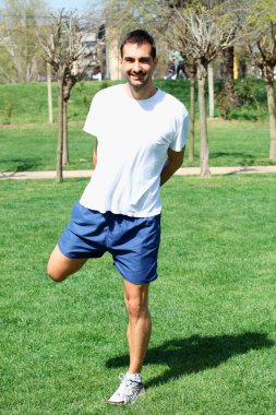 Spor yapıyor ve germe egzersizleri adam