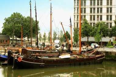 Vintage yelken gemi limanda. 