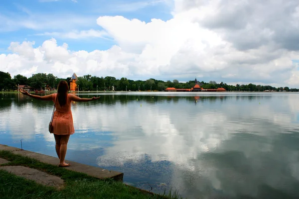Menina desfrutar no lago Palic e natureza perto de Subotica, Vojvodina, Se — Fotografia de Stock