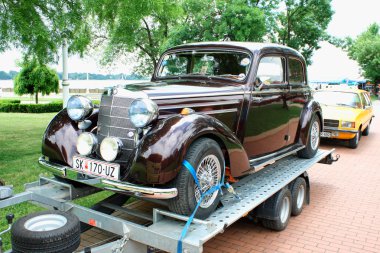 Palic, Sırbistan - 6 Haziran 2016 - Retro mercedes eski Europea çekili.