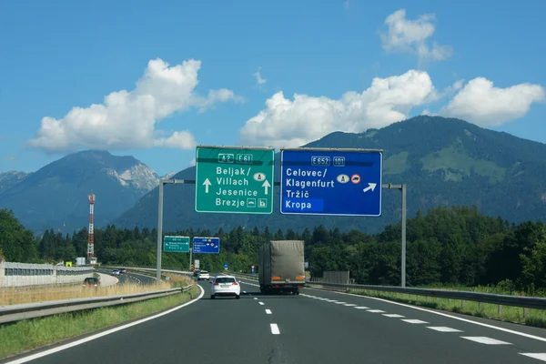 Autobahn im slowenischen Apennin — Stockfoto