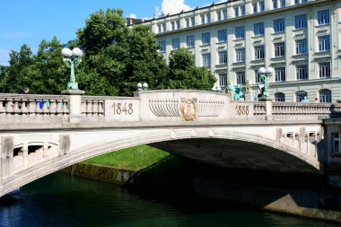 Slovence başkenti Ljubljana. Dragon köprüden Ljubljanica rive