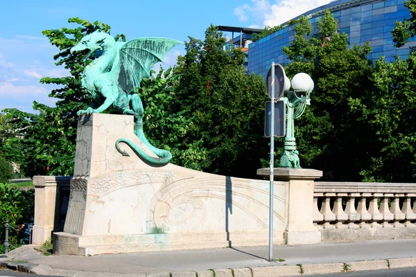 Ponte del drago sul fiume Lubiana in Slovenia — Foto Stock