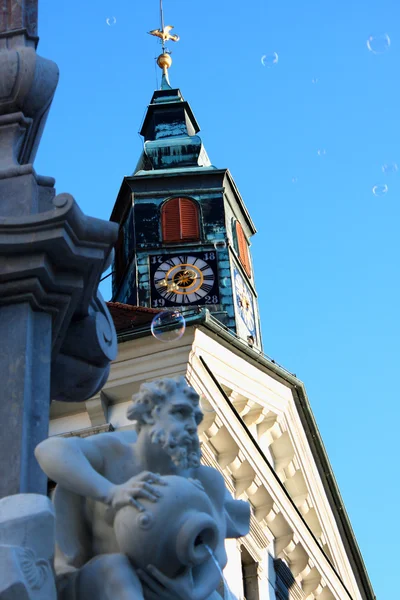 在斯洛伐克卢布尔雅那的市政厅里, 长袍喷泉和钟楼 — 图库照片