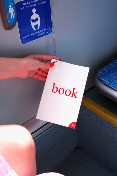 Livro para leitura em ônibus de trem — Fotografia de Stock