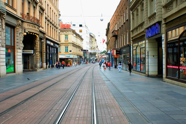 Zagreb, Croácia - rua principal da cidade com lojas e sinais de trânsito . — Fotografia de Stock