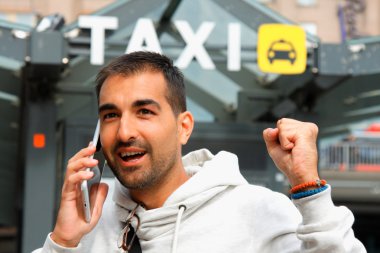 Lacky taksi cep telefonundan bir sırayla duygu adam