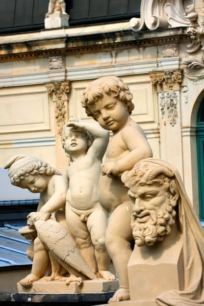 Богато скульптурный павильон Рампарта. Zwinger Palace (архитектор Ma — стоковое фото