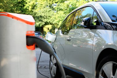 Elektrikli Araba şarj etmek için güç kaynağı. Elektrikli otomobil St şarj