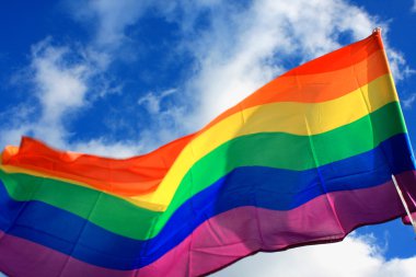 Gökkuşağı bayrağı (LGBTT hareketi) gökyüzü arka plan üzerinde