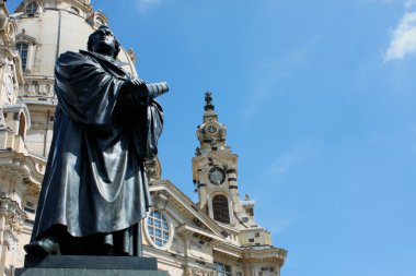 Martin Luther Anıtı önünde Dre Frauenkirche Katedrali
