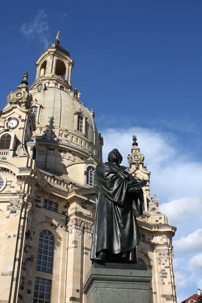 Статуя Мартина Лютера перед Фрауенкирхе в Дрездене , — стоковое фото