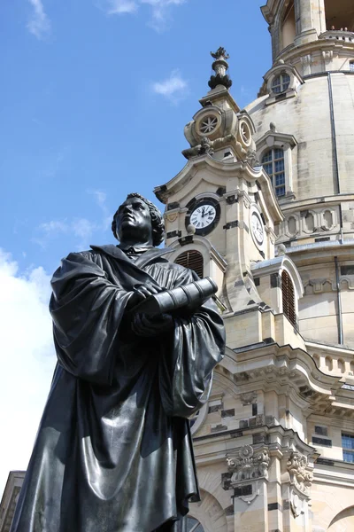 Estátua de Martin Luther na frente da Frauenkirche em Dresden , — Fotografia de Stock