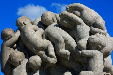 Heykeli erkek ve çocuklar tarafından Gustav Vigeland Oslo, Norveç. 