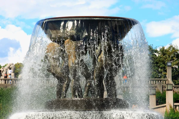 Amüsanter Brunnen im vigeland park in olso, norwegen. — Stockfoto