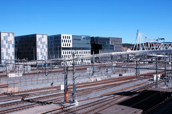 Oslo vista con estación de tren y edificios modernos. Ellos son algunos — Foto de Stock