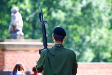 arka plan bulanık yeşil giyimli asker